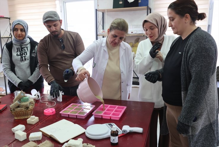 Diyarbakır'da eğitimciler stres atmak için Sabun Atölyesi'nde buluşuyor