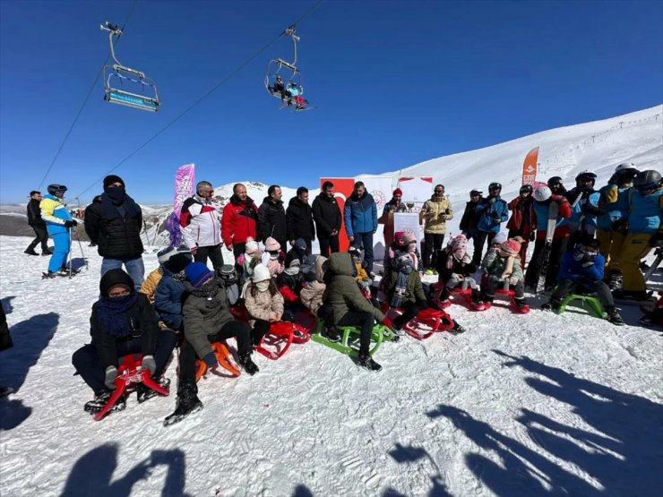 Erzurum'da devlet korumasındaki çocuklar Konaklı Kayak Merkezi'nde kızakla kaydı