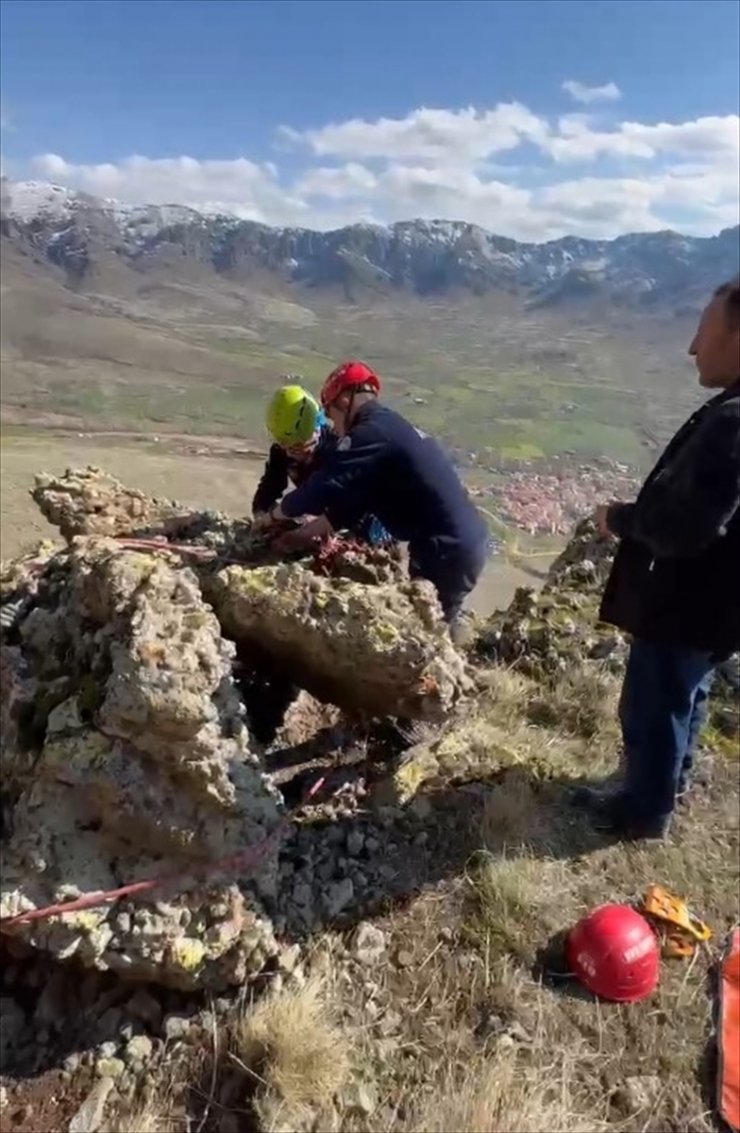 Kayseri'de uçurumda mahsur kalan keçi kurtarıldı