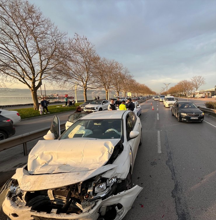 Kocaeli'de zincirleme trafik kazasında 4 kişi yaralandı