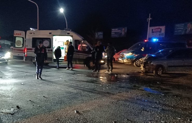 Tekirdağ'da yolcu minibüsü ile otomobilin çarpıştığı kazada 15 kişi yaralandı