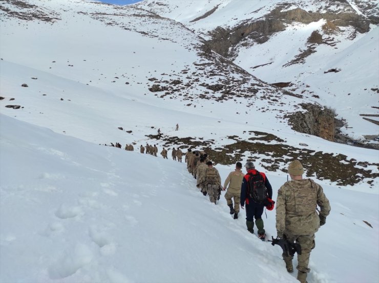 Van'da arama kurtarma eğitimi alan güvenlik korucuları çığ tatbikatı yaptı