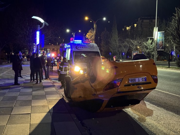 Elazığ'da 4 aracın karıştığı kazada 2 kişi yaralandı