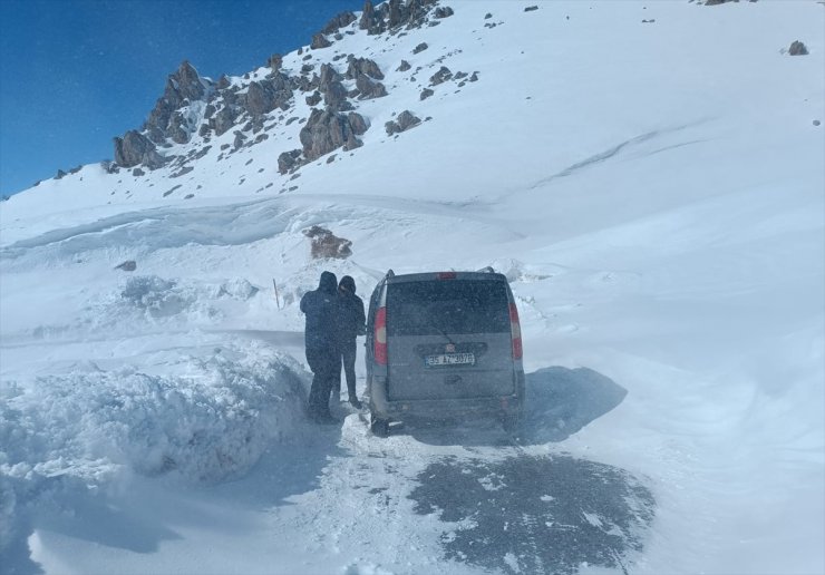 Hakkari'de yolda mahsur kalan araçtaki 2 kişi ekiplerce kurtarıldı