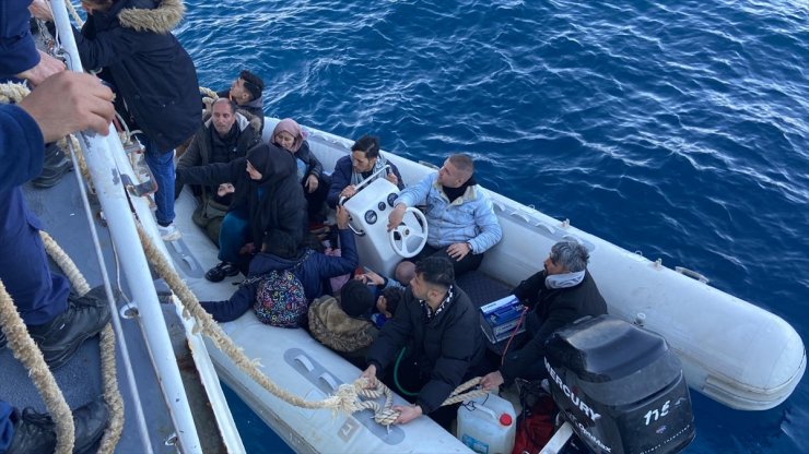 İzmir açıklarında 92 düzensiz göçmen yakalandı, 69 göçmen kurtarıldı