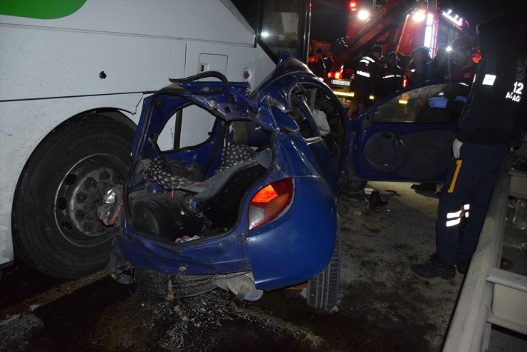 GÜNCELLEME - İzmir'de yolcu otobüsü ile otomobilin çarpıştığı kazada 1 kişi öldü, 3 kişi yaralandı