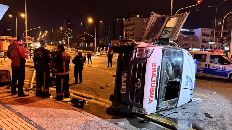 Mersin'de ambulans ile otomobil çarpıştı, 7 kişi yaralandı