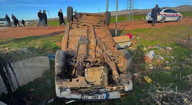 Şanlıurfa'da minibüs ile otomobilin çarpıştığı kazada 4 kişi yaralandı