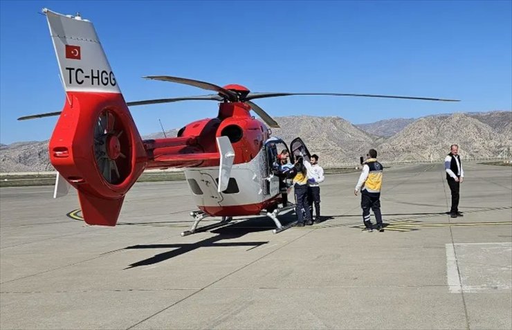 Şırnak'ta ambulans helikopter 8 aylık bebek için havalandı