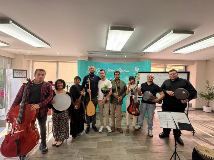 Türk müziğine ilgi duyan Meksikalı gençler Yunus Emre Enstitüsü'nde mini orkestra kurdu