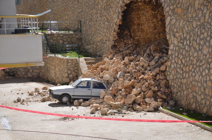 Adıyaman'da yıkılan istinat duvarı bir otomobilde hasara yol açtı