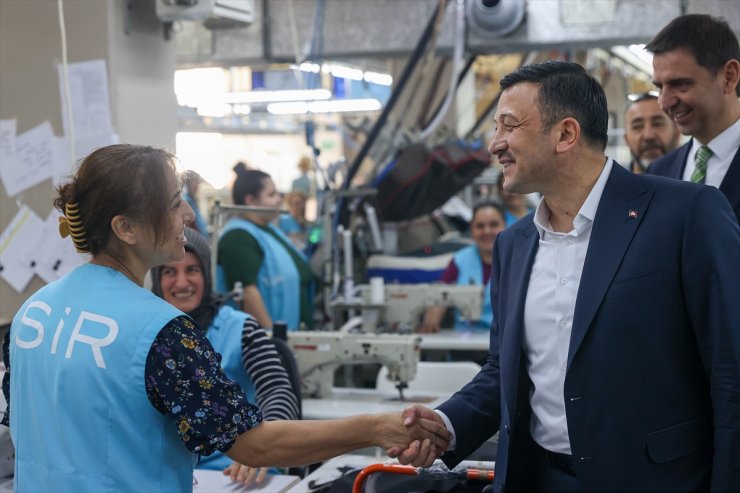 AK Parti'nin İzmir adayı Dağ, fabrikada işçilerle buluştu