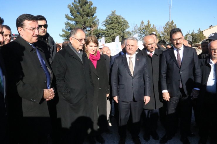 Bakan Özhaseki, Akçadağ'da incelemelerde bulundu, seçim ofisinin açılışına katıldı