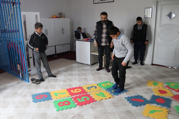 Batmanlı öğretmenden özel öğrencilerine hem eğitim hem saç tıraşı hizmeti