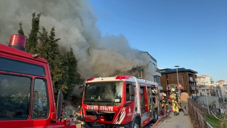 Beyoğlu'nda iki katlı ahşap binada yangın çıktı