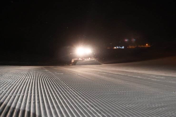 Erciyes'teki pistleri gece boyunca süren mesaiyle kayağa hazırlıyorlar