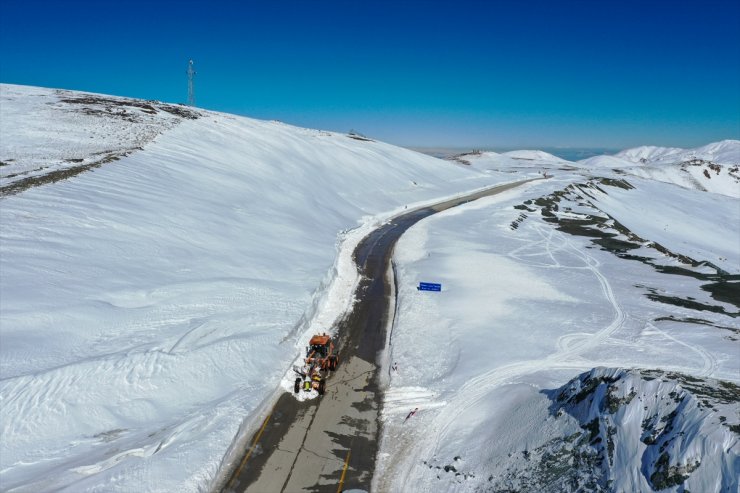 Erzurum-Tekman kara yolunda karla mücadele