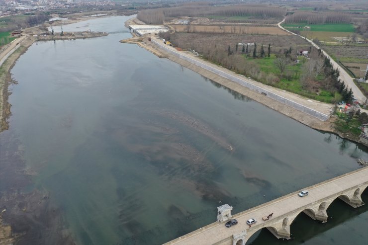 Kış kuraklığı yaşanan Edirne'de Meriç ve Tunca nehirleri düşük seviyede akıyor