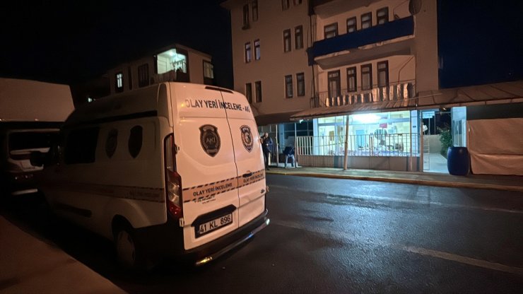 Kocaeli'de bir kişi belindeki silahın ateş alması sonucu yaralandı