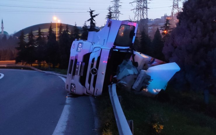 Kocaeli'de devrilen tırın sürücüsü ağır yaralandı