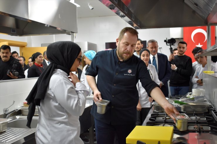 Şef Yunus Emre Akkor, Bitlis'te üniversite öğrencileriyle yemek yaptı