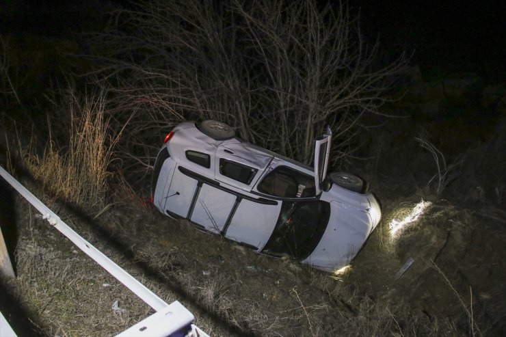 Uşak'ta şarampole devrilen otomobildeki 4 kişi yaralandı