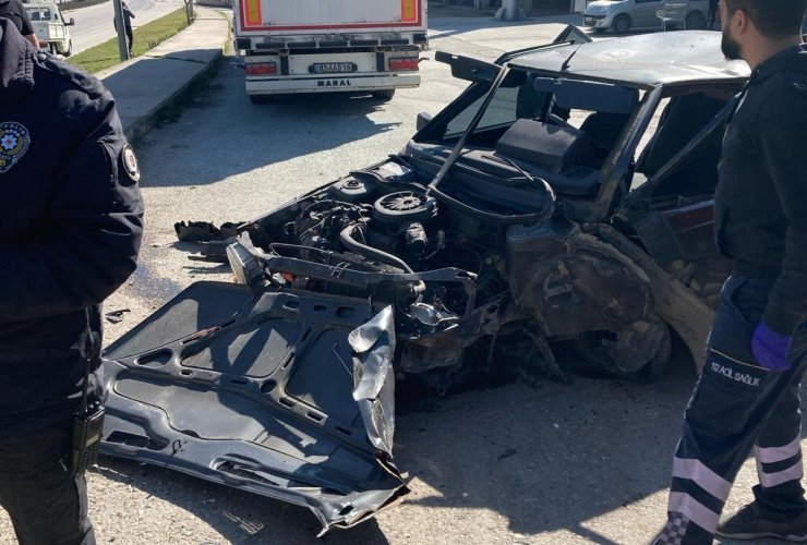 Amasya'da beton bloka çarpan otomobildeki 2 kişi yaralandı