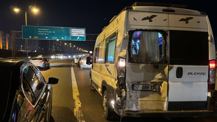 Avcılar'da minibüsle çarpışan panelvanın sürücüsü yaralandı