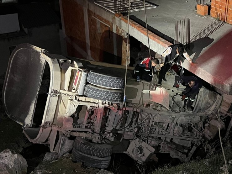 Balıkesir'de şarampole devrilen kamyondaki 2 kişi öldü