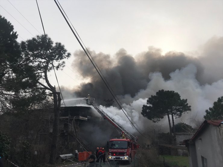 Beykoz'da depoda çıkan yangına müdahale ediliyor