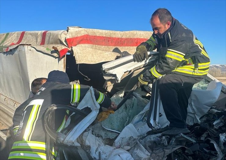 Erzurum'da trafik kazasında 1 kişi öldü, 1 kişi ağır yaralandı