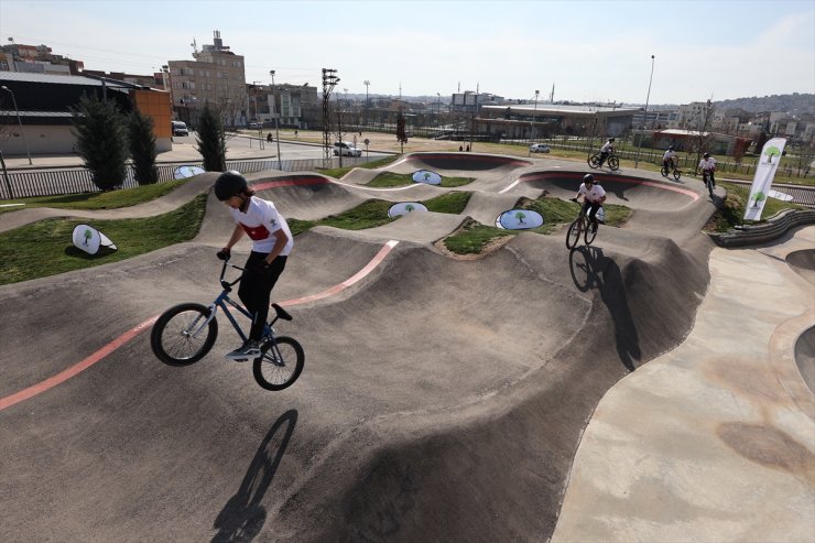 Gaziantep'teki "pump track" parkı gençlere bisikleti sevdiriyor