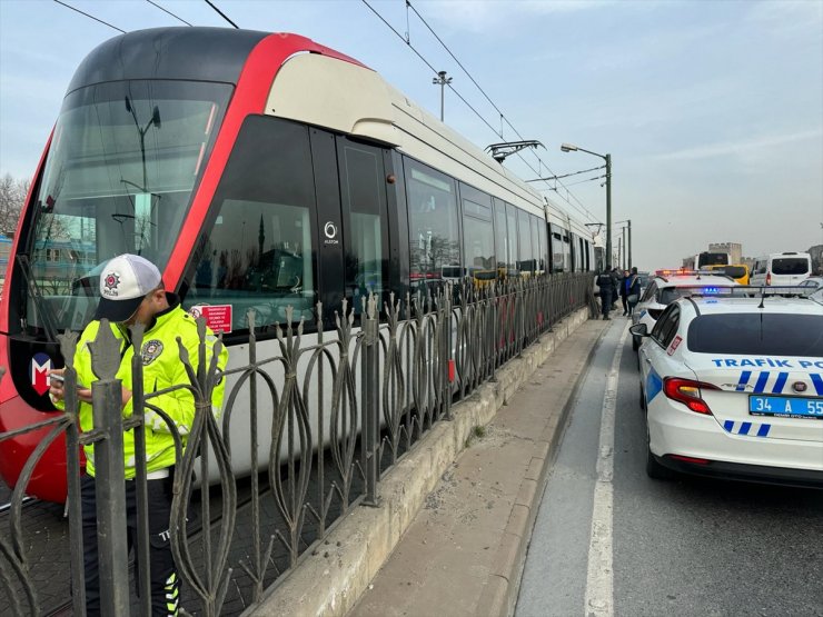 İstanbul'da tramvayın altında kalan kişi hayatını kaybetti