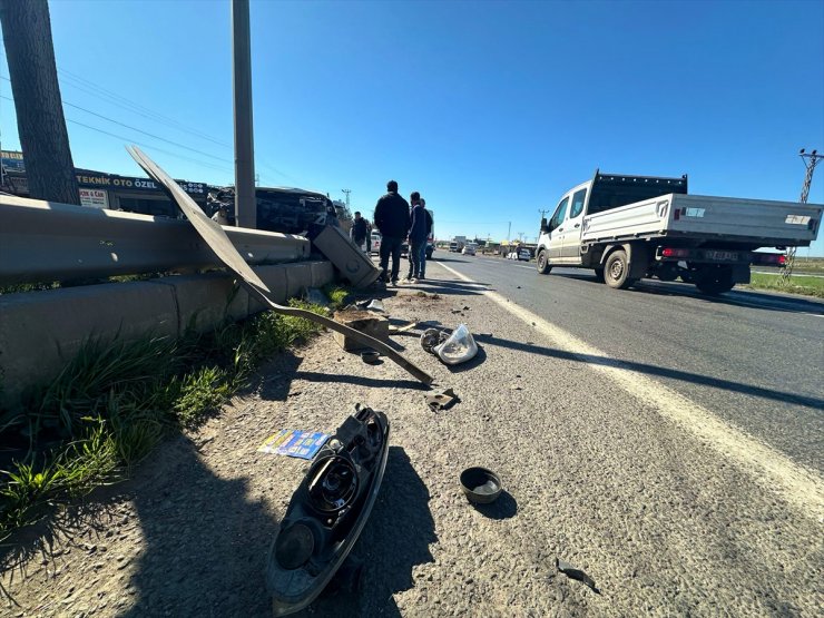 Şanlıurfa'da refüje çarpan otomobildeki 5 kişi yaralandı