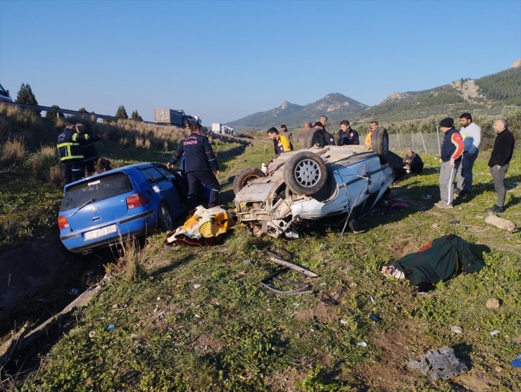 Adana'da iki otomobilin çarpıştığı kazada 2 kişi öldü, 4 kişi yaralandı
