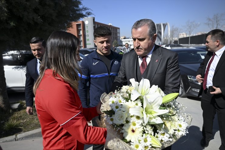 Gençlik ve Spor Bakanı Osman Aşkın Bak, Ankara'da sporcularla bir araya geldi: