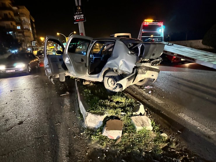 Hatay'daki iki otomobilin çarpışması sonucu 4 kişi yaralandı