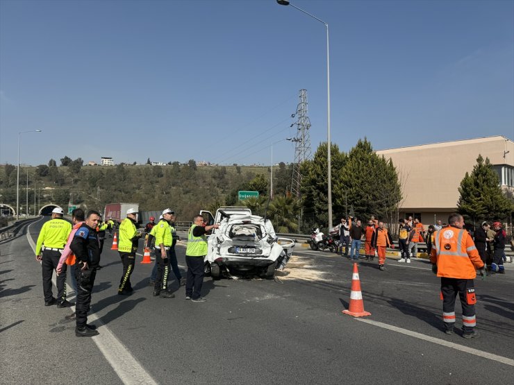 İzmir'de çarpıştığı iki tırın arasında kalan otomobilin sürücüsü öldü