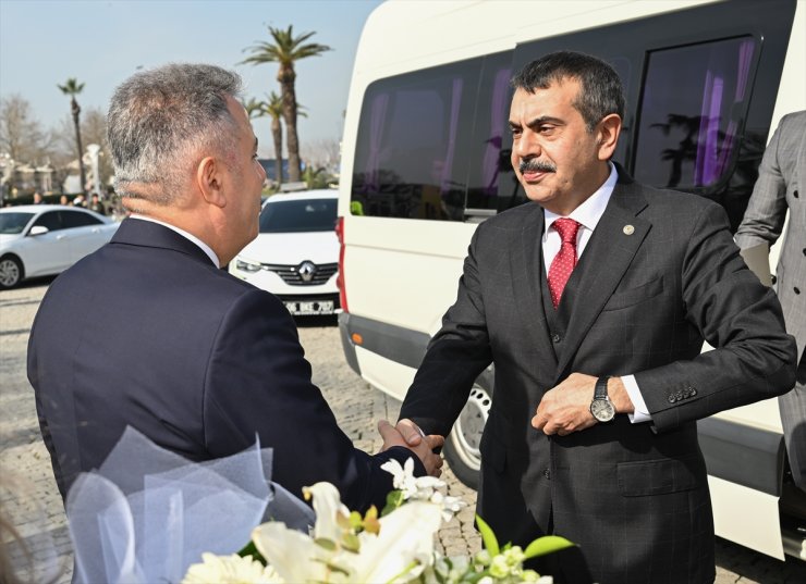 Milli Eğitim Bakanı Tekin, İzmir'de eğitim yöneticileriyle bir araya geldi