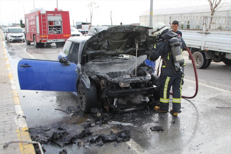 Antalya'da seyir halindeki otomobilde yangın çıktı