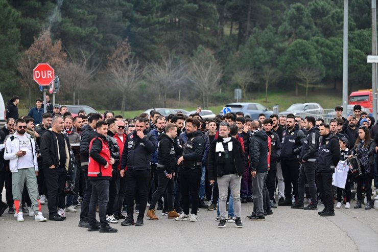 Beşiktaşlı taraftarlardan derbi öncesi takıma destek