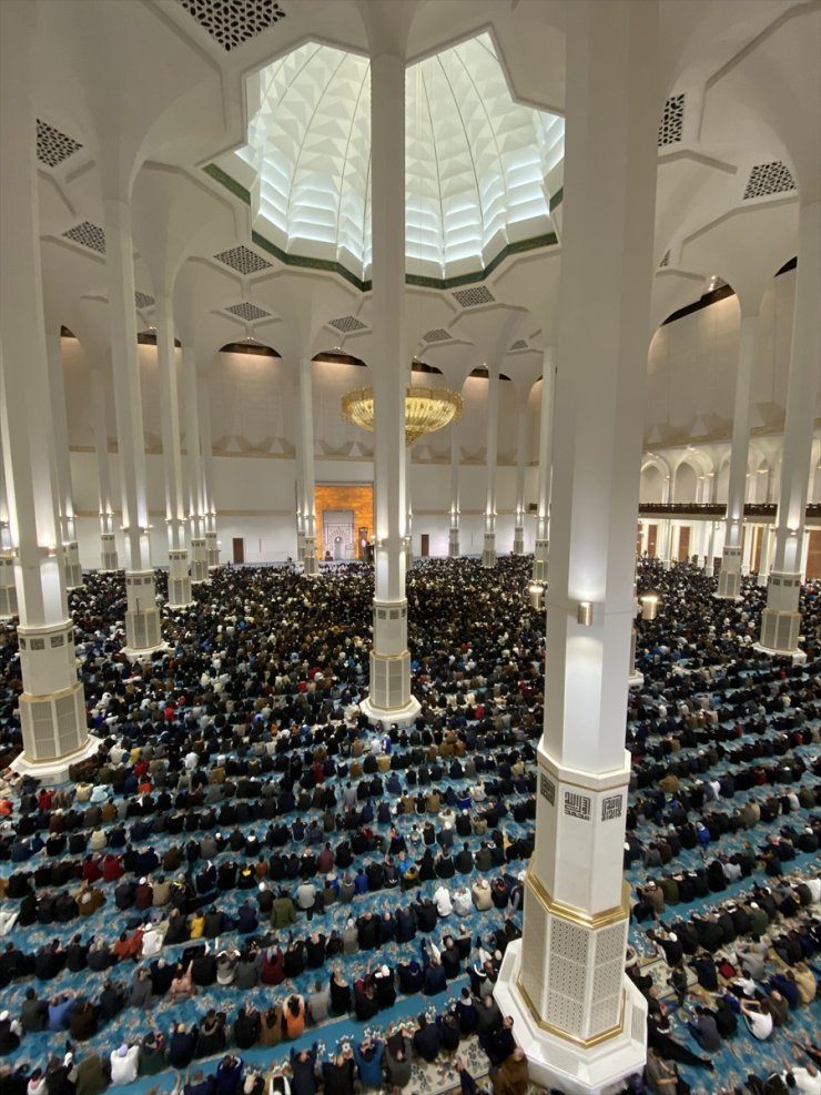 Dünyanın en büyük camilerinden Cezayir Ulu Camii'nde ilk cuma namazı kılındı