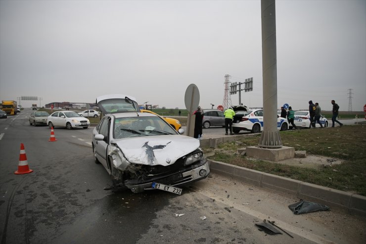 Edirne'de iki otomobilin çarpıştığı kazada 5 kişi yaralandı