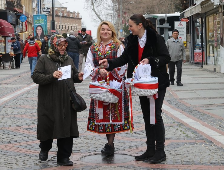 Edirne'de vatandaşlara komşu Bulgaristan'da bahar geleneği olan "marteniçka" bilekliği dağıtıldı