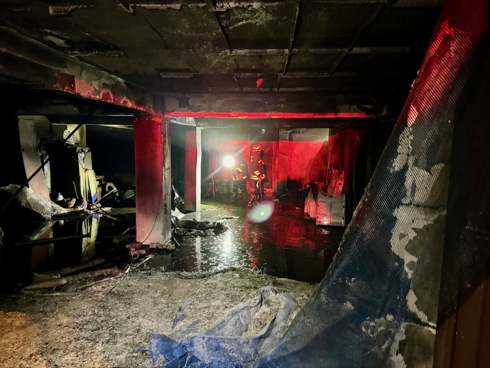 Eskişehir'de apartman garajında çıkan yangında 30 kişi dumandan etkilendi
