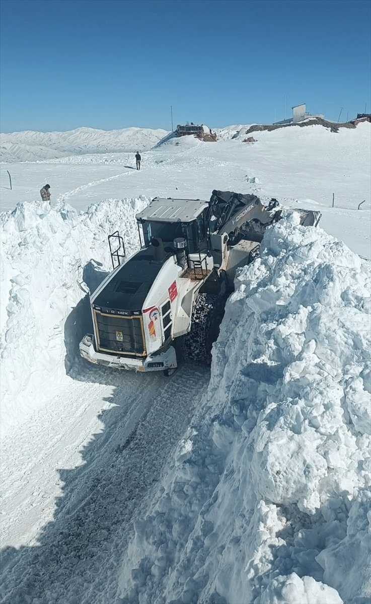 Hakkari'de kar nedeniyle kapanan üs bölgelerinin yolu açıldı