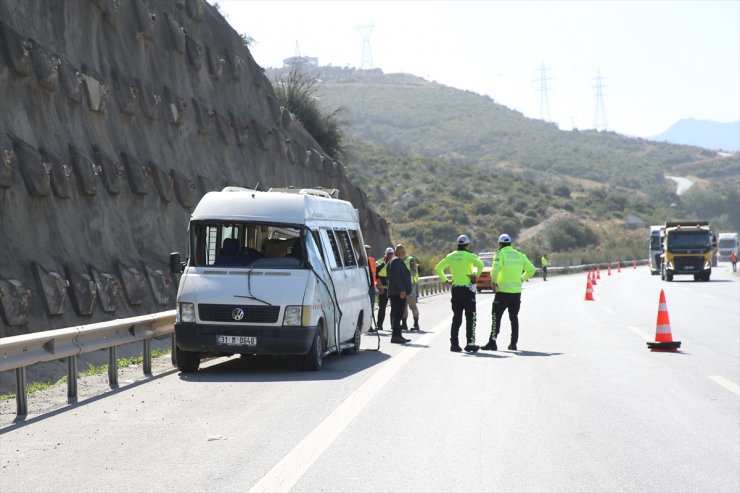 Hatay'da lastiği patlayan minibüsün devrilmesi sonucu 12 kişi yaralandı