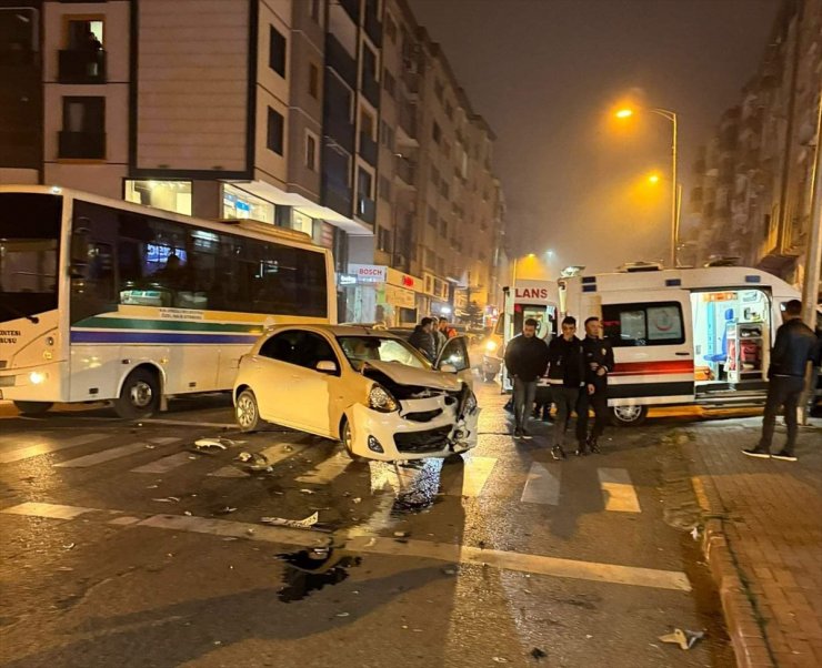 Zonguldak'ta kaza yapan aracın iş yerine girmesi güvenlik kamerasınca kaydedildi