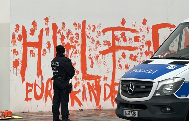 Almanya’da bir çevre grubu Başbakanlık binasına boyayla “İmdat! Sizin çocuklarınız” yazdı