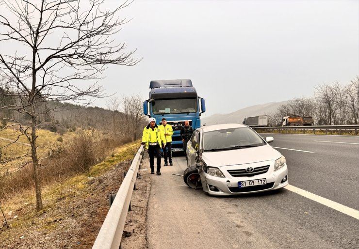 Anadolu Otoyolu'nda tankere çarpan otomobildeki 3 kişi yaralandı